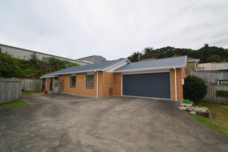 Photo of property in 9b Simons Street, Moturoa, New Plymouth, 4310