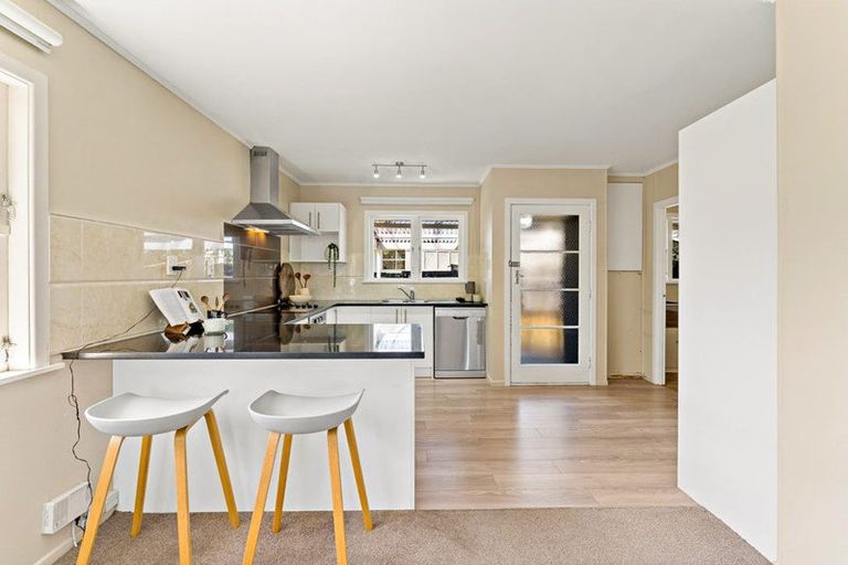 Photo of property in 24 Mackenzie Street, Te Atatu South, Auckland, 0610