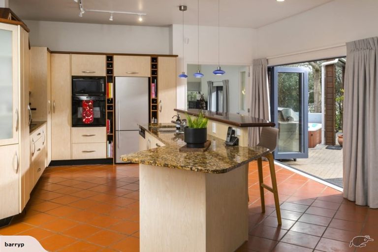 Photo of property in 28 Oakford Park Crescent, Greenhithe, Auckland, 0632