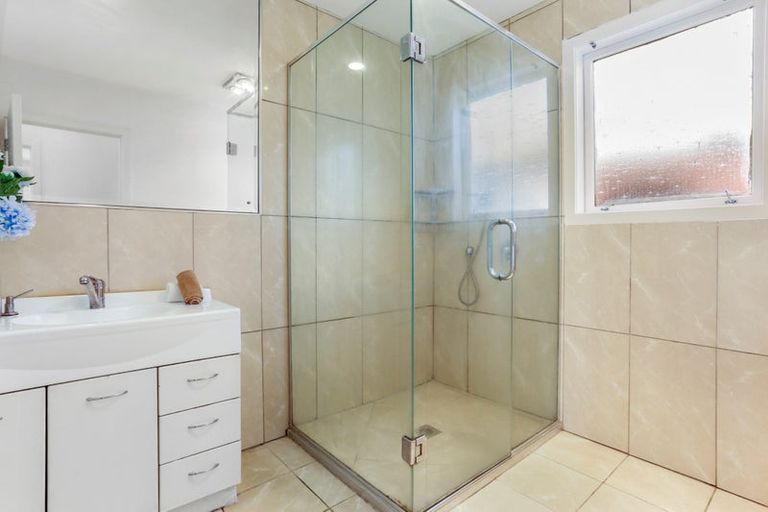 Photo of property in 2/4202a Great North Road, Glendene, Auckland, 0602