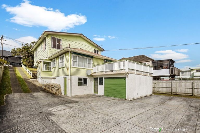 Photo of property in 15 Warrington Grove, Newlands, Wellington, 6037