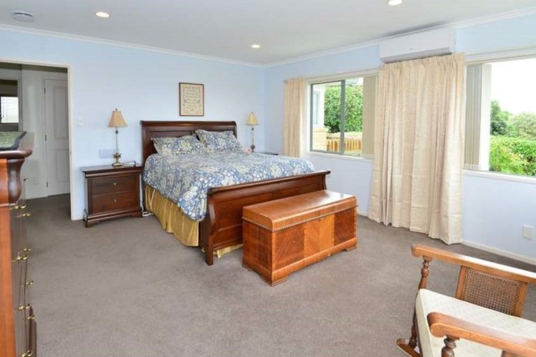 Photo of property in 5 Montcalm Close, Orewa, 0931