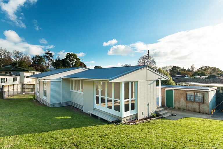 Photo of property in 1 Tawa Place, Waiuku, 2123