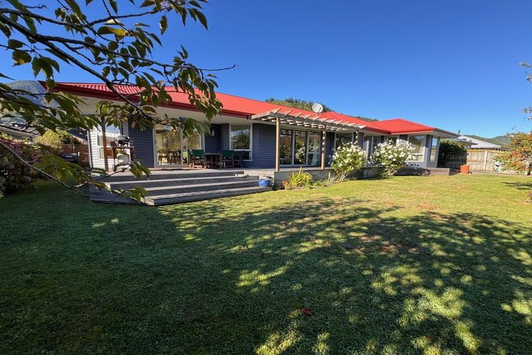 Photo of property in 6 Weka Place, Picton, 7220