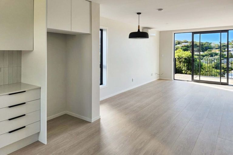 Photo of property in 66 Tiketike Way, Brooklyn, Wellington, 6021