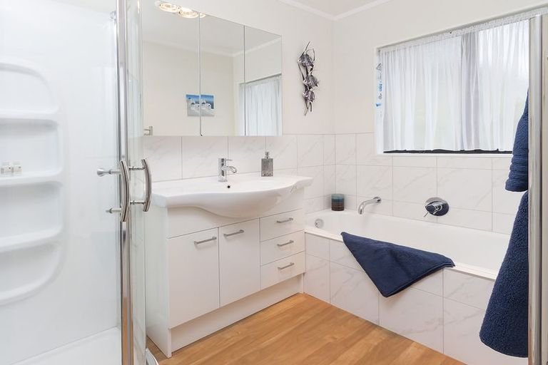 Photo of property in 2/28 De Quincey Terrace, Highland Park, Auckland, 2010