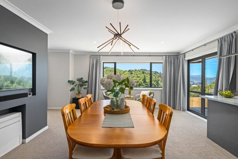 Photo of property in 6 West Terrace, Picton, 7220