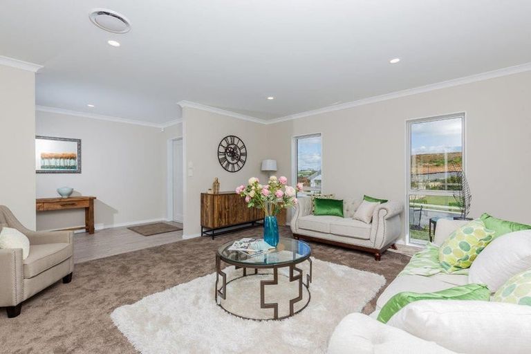 Photo of property in 18 Syd Grant Crescent, Orewa, 0931