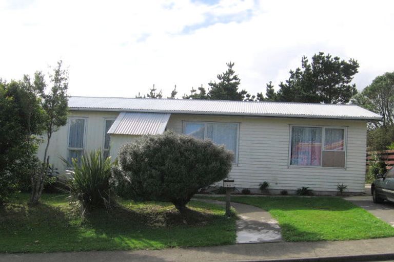 Photo of property in 14 Colchester Crescent, Newlands, Wellington, 6037