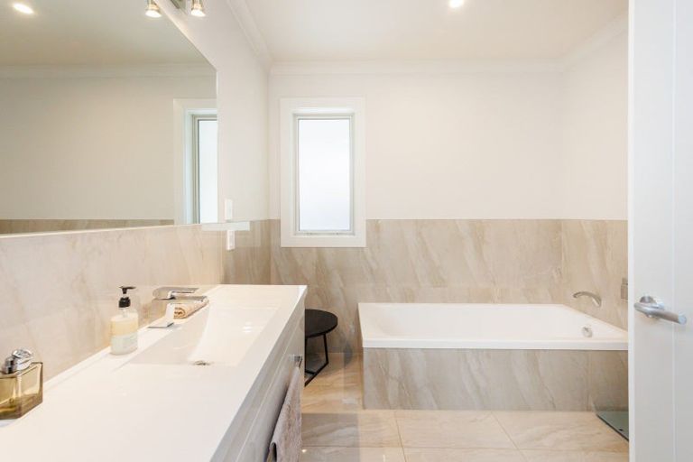 Photo of property in 9 Riverstone Grove, Hokowhitu, Palmerston North, 4410