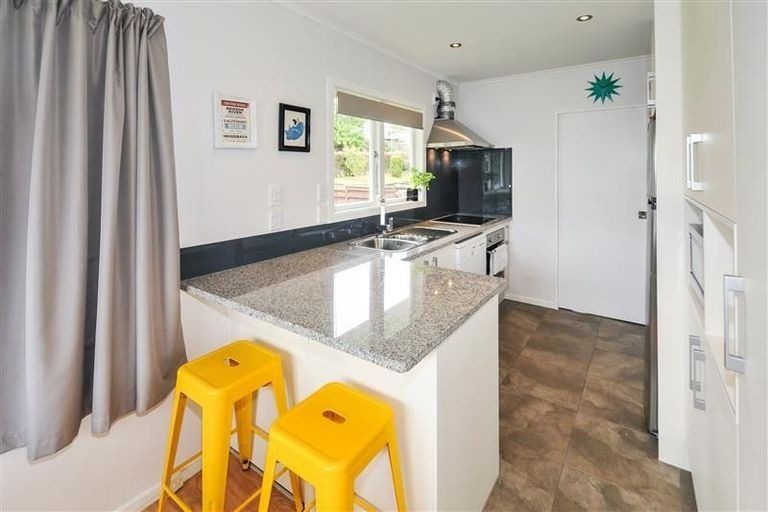 Photo of property in 3 Wykeham Place, Glenfield, Auckland, 0629