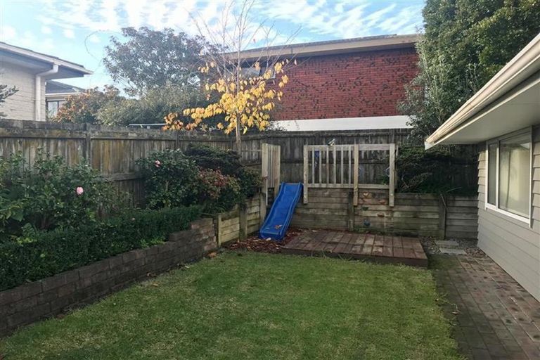 Photo of property in 2/11 Parramatta Place, Botany Downs, Auckland, 2010