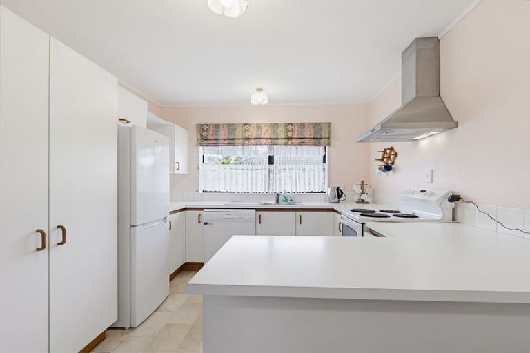 Photo of property in 2/13 Greers Road, Weymouth, Auckland, 2103