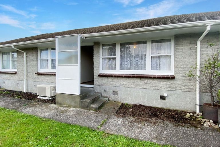 Photo of property in 2/3 Camp Street, Silverstream, Upper Hutt, 5019