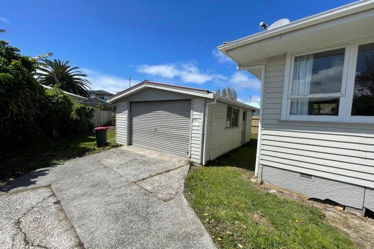 Photo of property in 35 Tarata Crescent, Mangere Bridge, Auckland, 2022