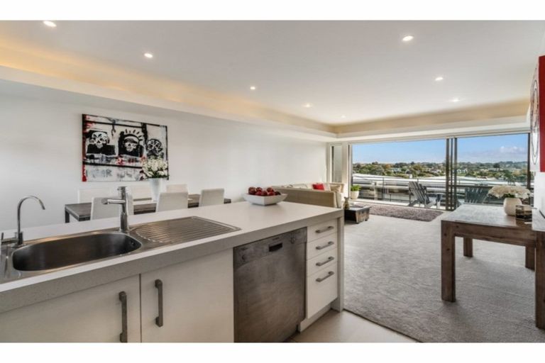 Photo of property in 4/49 Browns Road, Browns Bay, Auckland, 0630