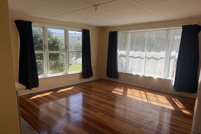 Photo of property in 8 York Place, Cannons Creek, Porirua, 5024