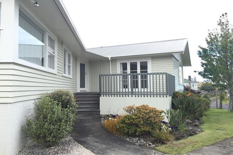 Photo of property in 45 Blakeborough Drive, Forrest Hill, Auckland, 0620
