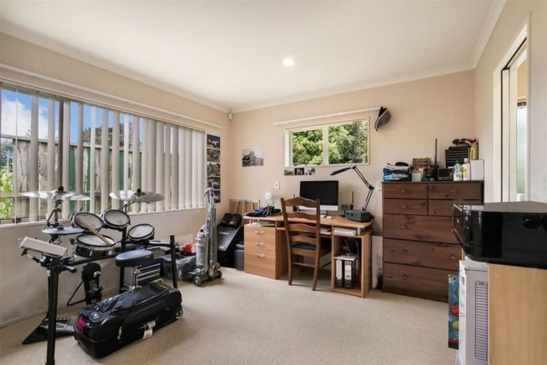 Photo of property in 114 Riverton Drive, Randwick Park, Auckland, 2105