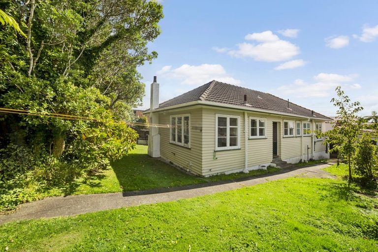 Photo of property in 4 Bracken Road, Newlands, Wellington, 6037