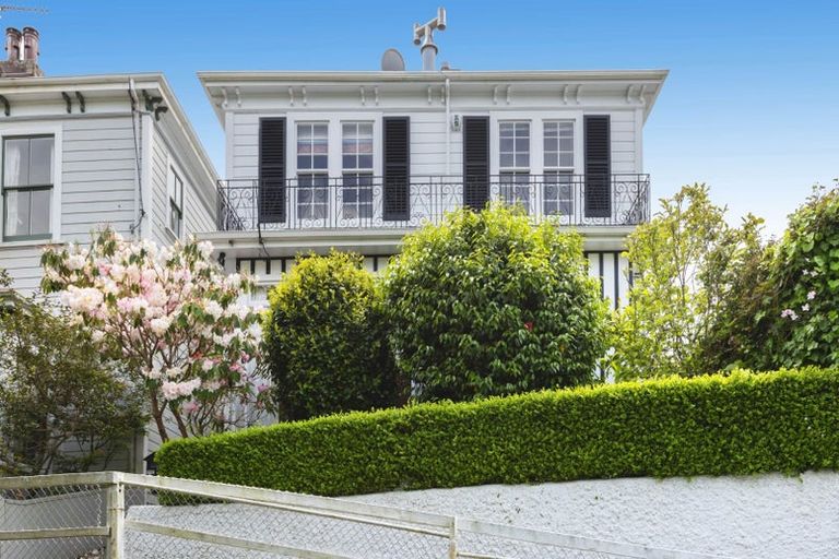 Photo of property in 2 North Terrace, Kelburn, Wellington, 6012