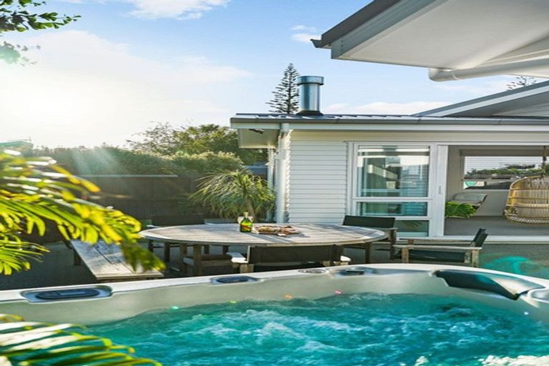 Photo of property in 24 Motuora Road, Manly, Whangaparaoa, 0930