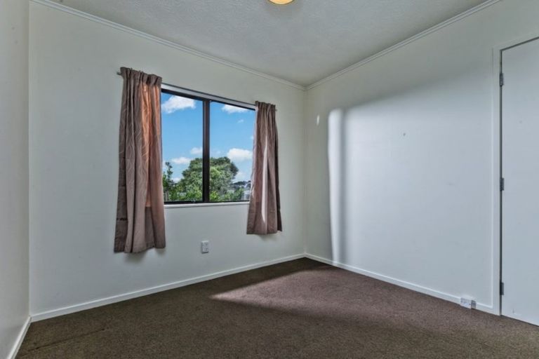 Photo of property in 1/39 Athena Drive, Totara Vale, Auckland, 0629