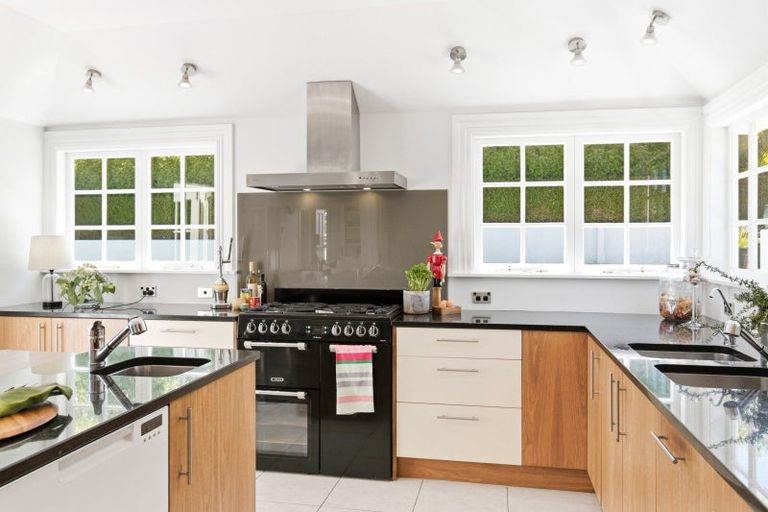 Photo of property in 15 Lucknow Terrace, Khandallah, Wellington, 6035