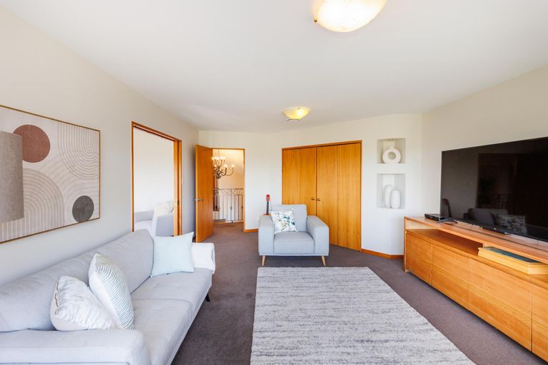 Photo of property in 33 Ruapehu Drive, Fitzherbert, Palmerston North, 4410
