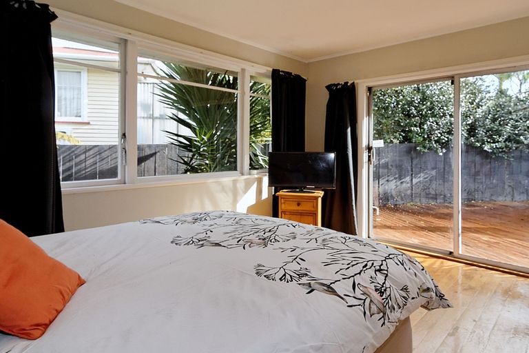 Photo of property in 24 Cutler Street, New Lynn, Auckland, 0600