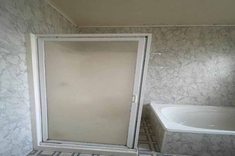 Photo of property in 4 River Road, Te Atatu Peninsula, Auckland, 0610