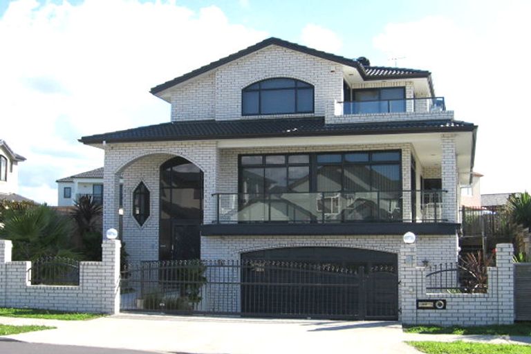 Photo of property in 46 Waimanu Bay Drive, Te Atatu Peninsula, Auckland, 0610