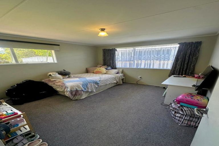 Photo of property in 50 Aniseed Grove, Timberlea, Upper Hutt, 5018