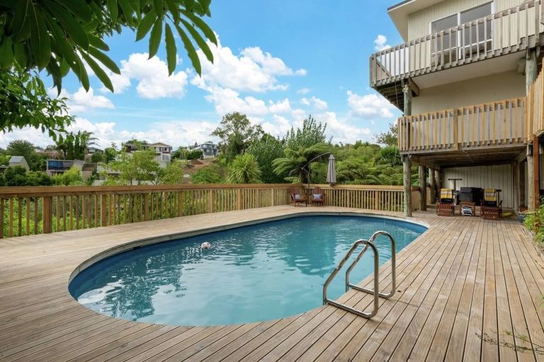 Photo of property in 44 Colmar Road, Mellons Bay, Auckland, 2014