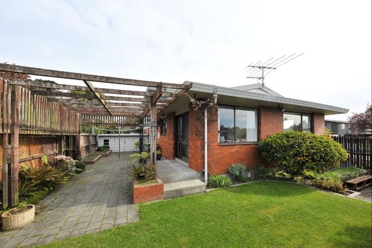 Photo of property in 2/2 Kingham Place, Avonhead, Christchurch, 8042
