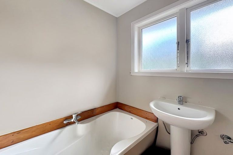 Photo of property in 21 Richmond Hill, Glenside, Wellington, 6037