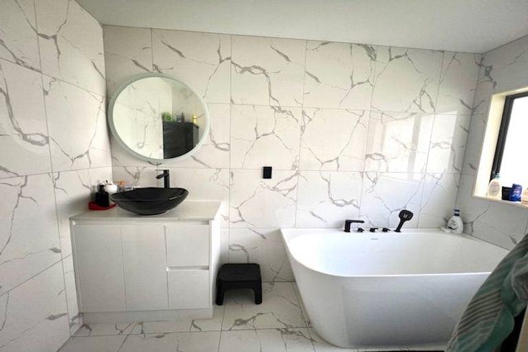 Photo of property in 17 Semillon Avenue, Henderson, Auckland, 0612