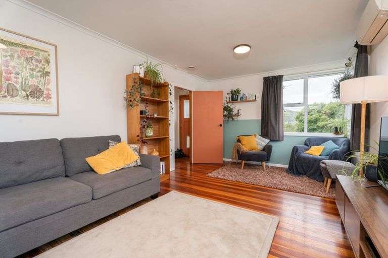 Photo of property in 32 Davidson Crescent, Tawa, Wellington, 5028
