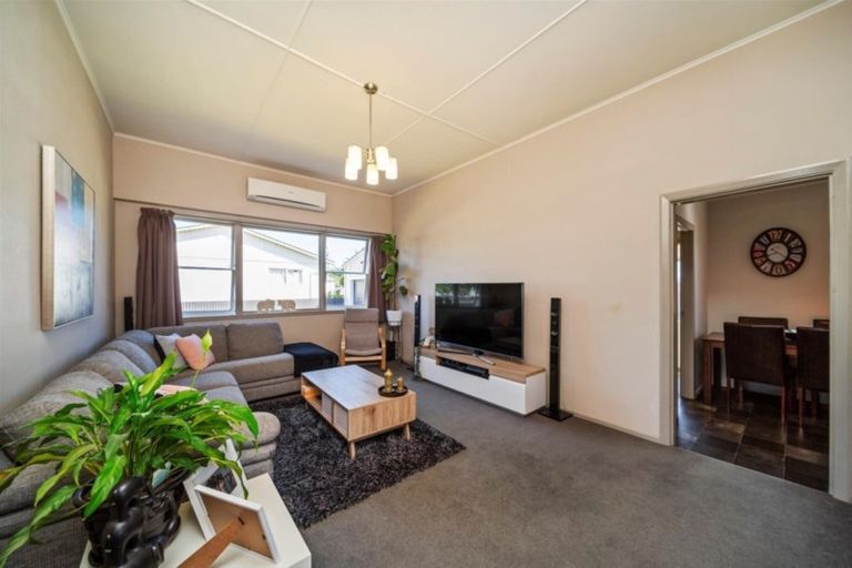 Photo of property in 37 Burns Street, Hawera, 4610