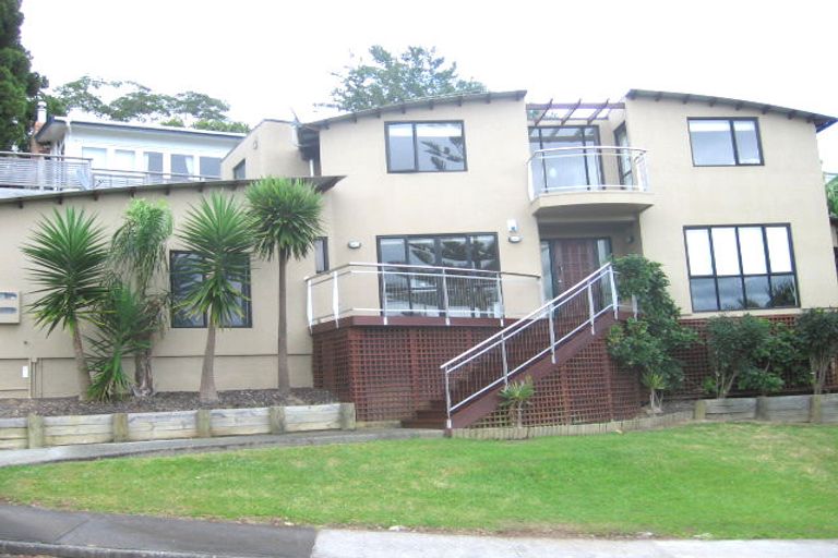 Photo of property in 2/33 Deuxberry Avenue, Northcote, Auckland, 0627