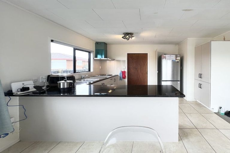 Photo of property in 2/7 Barbados Drive, Unsworth Heights, Auckland, 0632