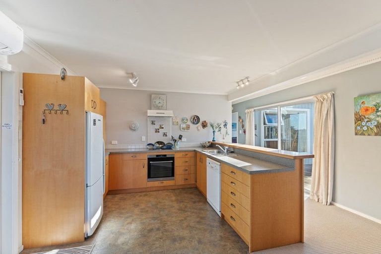 Photo of property in 38 Queens Road, Waikanae Beach, Waikanae, 5036