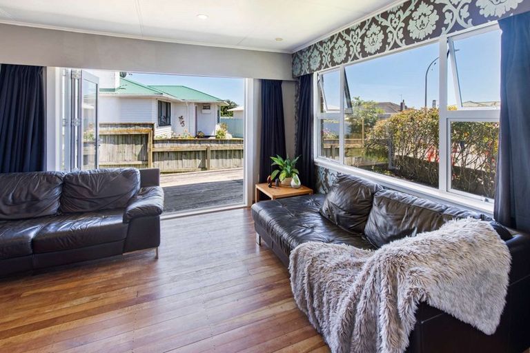 Photo of property in 20 Pamu Place, Waitara, 4320