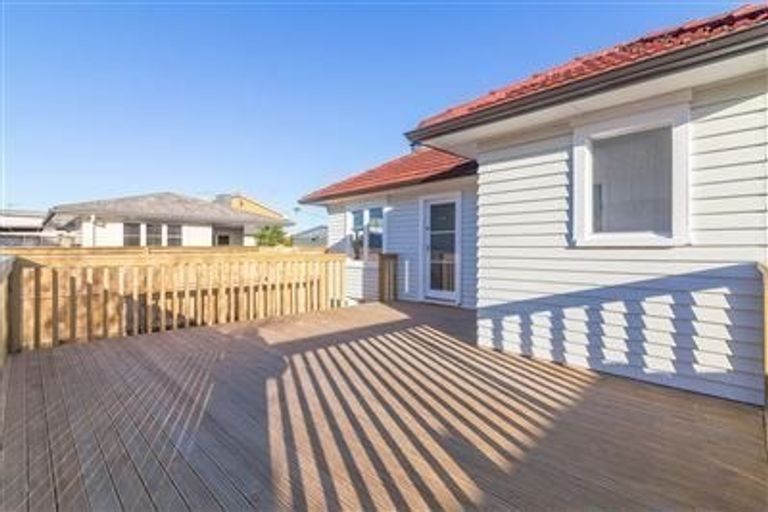 Photo of property in 2 Totara Road, Te Atatu Peninsula, Auckland, 0610