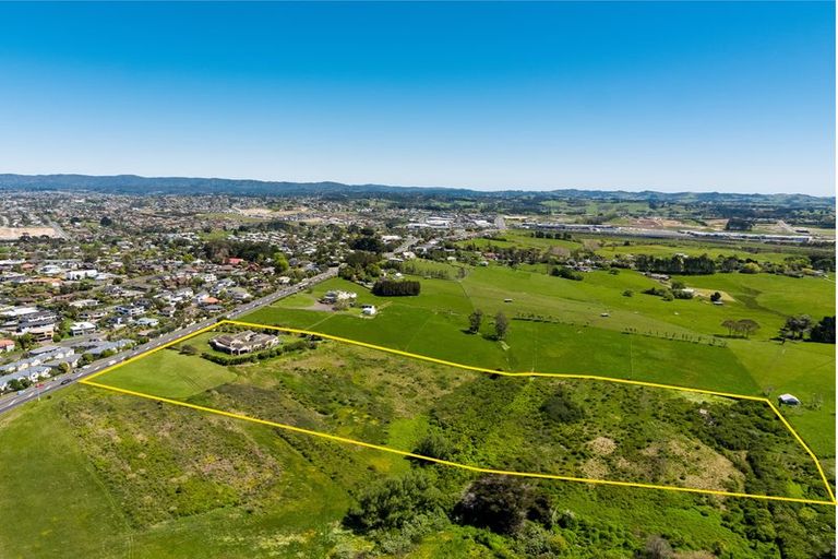 Photo of property in 82 Hobsonville Road, West Harbour, Auckland, 0618