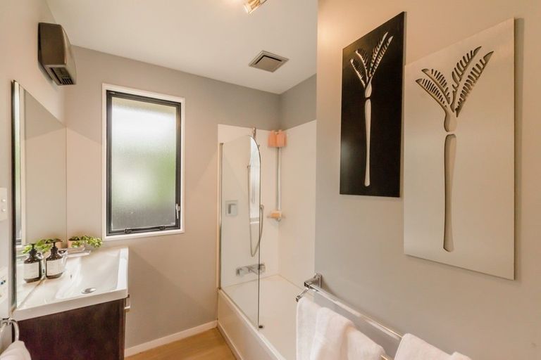 Photo of property in 11 Victor Grove, Waikanae Beach, Waikanae, 5036