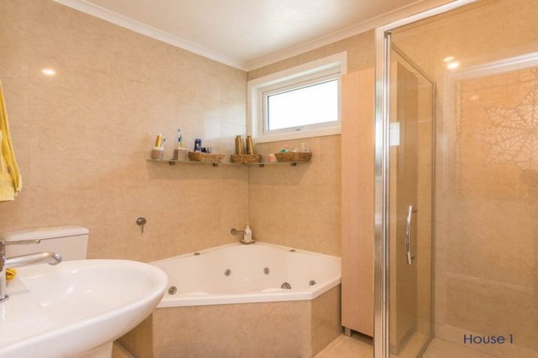 Photo of property in 25a Eastglen Road, Glen Eden, Auckland, 0602