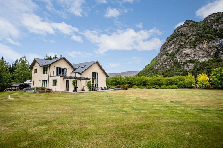 Photo of property in 33 Old Racecourse Road, Albert Town, Wanaka, 9305