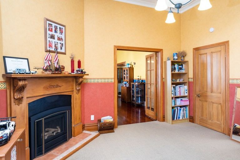 Photo of property in 27 Napier Terrace, Hospital Hill, Napier, 4110