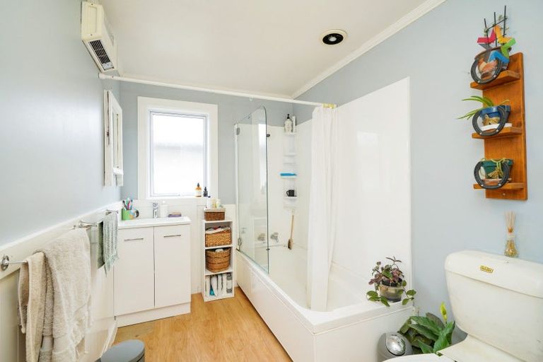 Photo of property in 30 Kilmarnock Street, Wallacetown, 9816